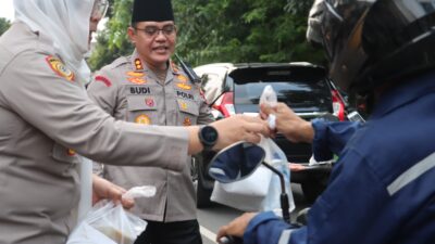 Wakapolres Metro Jakarta Selatan dan PJU Bagikan Takjil Kepada Pengendara Yang Melintas di Mako  Mapolres Metro Jakarta Selatan