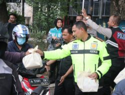 Berbagi di Ramadhan, 200 Takjil Yang Disiapkan Polres Metro Tangerang Kota Ludes Diserbu Pengguna Jalan