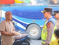 Pastikan Situasi Kondusif, Kapolres Pelalawan Patroli Jalan Kaki di Pasar Ramadhan
