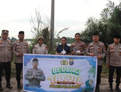 Raih Keberkahan di Bulan Suci Ramadhan, Polres Pelalawan Berbagi Takjil di Lokasi Banjir