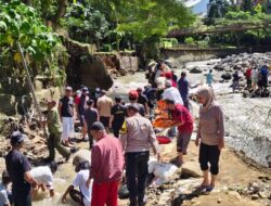 Sinergitas TNI, Polri, Perangkat Desa dan Warga Bersihkan Sungai Ciratim Cipayung Girang