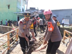 Sinergi Polres Sukabumi dan TNI Bersihkan Kp. Gumelar Yang Terdampak Banjir