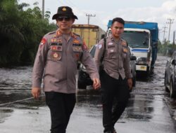 Pastikan Arus Lalin Lancar, Kapolres Pelalawan Turun ke Lokasi Banjir KM 83 Desa Kemang