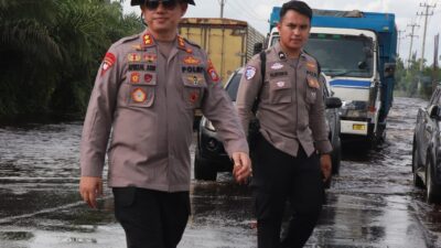 Pastikan Arus Lalin Lancar, Kapolres Pelalawan Turun ke Lokasi Banjir KM 83 Desa Kemang