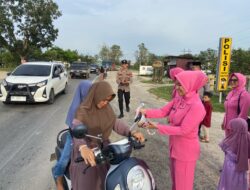 Wujud Kebersamaan Bersama Masyarakat, Polres Rohil dan Bhayangkari Bagikan Takjil di Mapolsek Tanah Putih