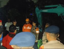 Sat Brimob Polda Jabar Lakukan Penanggulangan Bencana Banjir di Kabupaten Purwakarta