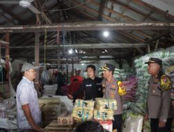 Polres Sampang dan Tim Satgas Pangan Sidak Pasar