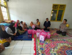 Polsek Lengkong Polres Sukabumi Salurkan Bantuan Sosial kepada Pengungsi Bencana Banjir di Desa Bantarsari