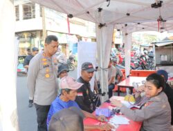 Kapolres Metro Tangerang Kota Sapa Warga Masyarakat Saat Pemeriksaan Kesehatan Gratis di Pasar Lama Tangerang