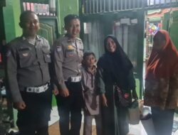 Anggota Lantas Polsek Ciputat Timur Bantu Ibu dan Anak yang Kehabisan Tiket Bus