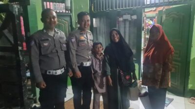 Aksi Mulia Polisi Bantu Ibu-Anak yang Kehabisan Tiket Bus Mudik