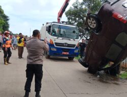Polsek Jatiuwung Bersama Dishub Dan BPBD Kota Tangerang Berhasil Evakuasi Mobil Hanyut Terbawa Arus Banjir