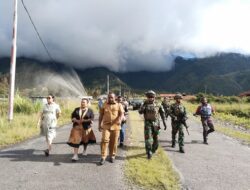 Dansatgas Yonif 112/DJ Bersama PJ. Bupati Puncak Jaya, dan Anggota DPD RI Komite IV Prov. Papua Tengah Kunjungi Korban Konflik Pasca Bentrok di Puncak Jaya