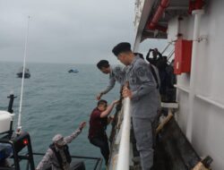 Bakamla RI Jemput 2 Nelayan Indonesia di Perbatasan Terluar Indonesia Malaysia