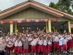 Satgas Ops Damai Cartenz Ajak Anak-Anak Belajar dan Bermain di Rumah Pintar, Mimika