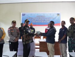 Wadansatgas Yonif 112/DJ Hadiri Kegiatan Penyaluran Bansos Sembako dan PKH THP 1 di Kabupaten Puncak Jaya