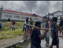 Lestarikan Budaya Kebersamaan, Satgas Yonif 715/Mtl Ajak Warga Gotong-Royong Karya Bhakti di Puncak Jaya