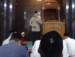 Kapolsek Cipayung Tarawih Bersama 3 Pilar, Ajak Warga Jaga Keamanan di Bulan Ramadan