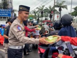 Ditlantas Polda metro Jaya Gandeng Aliansi Mahasiswa Bagikan Takjil di Cengkareng