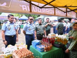Danlanud Didampingi Ketua Pia Ardhya Garini Cabang 7/D. ll Lanud Sultan Hasanuddin Hadiri Bazar Ramadhan TNI 2025