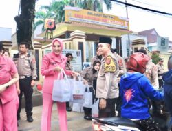 Kapolres Bogor Bersama Ketua Bhayangkari Cabang Polres Bogor Dan Jajaran Berbagi Takjil, Wujud Kepedulian Kepada Warga Masyarakat Yang Akan Berbuka Puasa Dibulan Ramadhan 1446 H