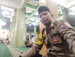Bhabinkamtibmas Polsek CSR Polres Bogor Sholat Dzuhur Berjamaah, Pererat Silaturahmi Dengan Warga