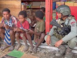 Personel Operasi Damai Cartenz-2025 Bangun Kebersamaan dengan Anak-Anak di Intan Jaya