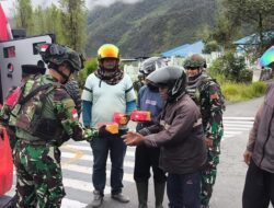 Jumat Berkah, Satgas Yonif 715/Mtl Berbagi Ta’jil Kepada Masyarakat Puncak Jaya