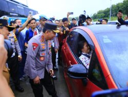 Kapolri Sapa Pemudik di Tol Kalikangkung, Sampaikan Pesan Utamakan Keselamatan