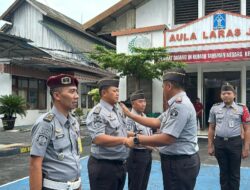 Bangun Kedisiplinan Petugas Melalui Pengecekan Seragam dan Atribut