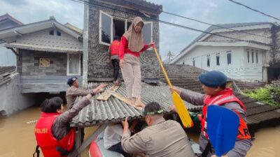 Kapolres Jaksel Tinjau Banjir di Komplek IKPN Bintaro, Warga Dapat Bantuan Sembako