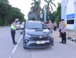 Kapolres Metro Bekasi Bagikan Takjil Kepada Pengguna Jalan Di Traffic Light Jurong