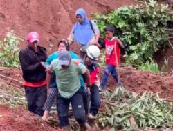 Aksi Heroik Aipda Slamet Sutopo Evakuasi  Lansia Dengan Menggendongnya Melewati Jurang Longsoran