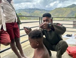 Lewat Cukur Gratis, Satgas Damai Cartenz Jalin Kedekatan Dengan Anak-Anak di Lanny Jaya