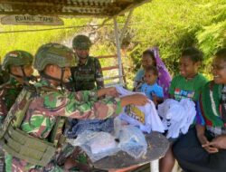 Menyambut Ibadah Minggu, Satgas Yonif 715/Mtl Berbagi Kasih Dengan Masyarakat
