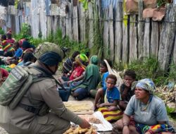 Satgas Ops Damai Cartenz-2025 Perkuat Hubungan Dengan Masyarakat, Sapa Mama-Mama Penjual Lokal di Intan Jaya