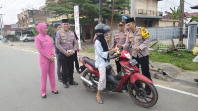 Polres Kuansing Bagikan Takjil Gratis Dalam Rangka Ops Tertib Ramadhan LK 2025