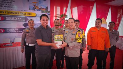 Dukung Program Penghijauan Kapolda Riau, Kapolresta Pekanbaru Serahkan Bibit Pohon Kepada Personel yang Berulang Tahun