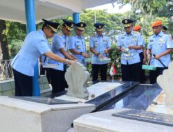 Jelang Peringatan HUT ke-79 TNI AU, Danlanud Sultan Hasanuddin Ziarah di Taman Makam Pahlawan