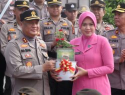 Kapolda Riau Berikan Bibit Pohon Saat Kapolres Rohil Merayakan Hari Ulang Tahun
