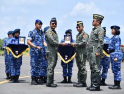Panglima TNI dan Kasad Terima Wing Kehormatan Penerbang Kelas I TNI Angkatan Udara