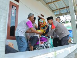 Polisi Beri Bantuan Kursi Roda bagi Lansia-Penderita Celebral Palsy di Bekasi