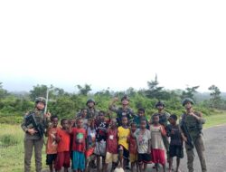 Personel Satgas Tindak Operasi Damai Cartenz Jalin Keakraban Dengan Anak-Anak di Puncak Jaya