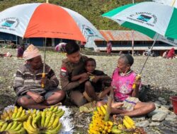 Senyum Mama-Mama Papua Saat Bripda. Rafly Personel Ops Damai Cartenz-2025 Ulurkan Payung