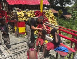 Satgas Tindak Operasi Damai Cartenz 2025 Berikan Layanan Cukur Rambut Gratis untuk Anak-anak di Distrik Mulia, Puncak Jaya