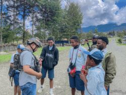 Satgas Ops Damai Cartenz Sambangi Anak Sekolah di Ilaga, Perkuat Pendekatan Humanis Jaga Keamanan