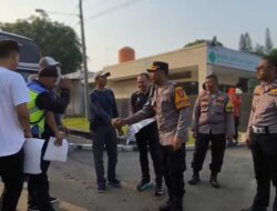 Polsek Cileungsi Berbagi Sarapan Bubur Untuk Buruh Yang Akan Berangkat Ke May Day di Monas