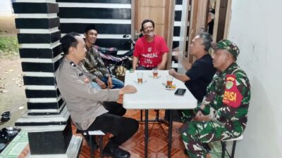Bhabinkamtibmas  Polsek Ciampea Polres Bogor Polda Jabar Bersama Babinsa 2114 Koramil Ciampea, Melaksanakan Sambang Kepada Warga Untuk Sampaikan Pesan Kamtibmas