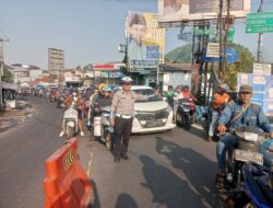 Anggota Polsek Ciampea Polres Bogor Laksanakan Kegiatan Pengaturan Lalu Lintas