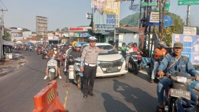 Anggota Polsek Ciampea Polres Bogor Laksanakan Kegiatan Pengaturan Lalu Lintas
